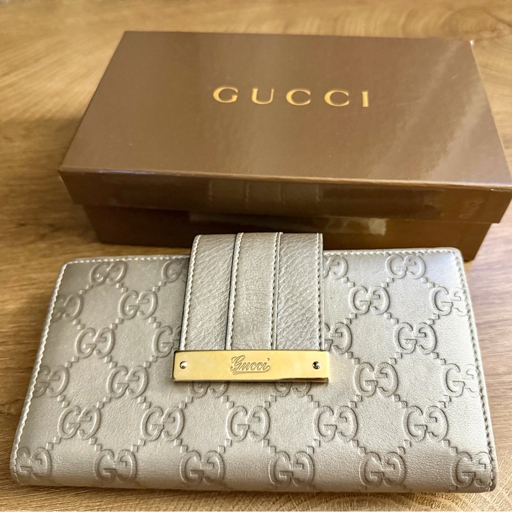 Gucci Gold-Tone Plaque Metallic Leather Wallet - Picture 2 of 7